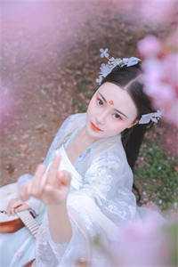 优秀文集穿进年代文,我成了男主的早死前妻